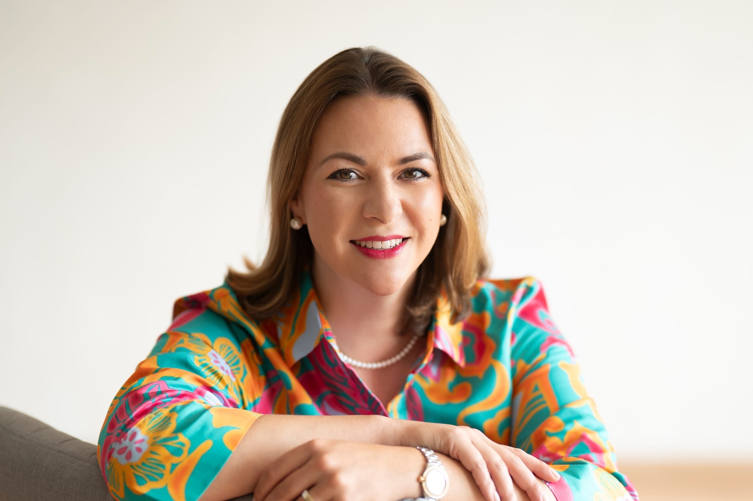 Victoria Beckers, Geschäftsführerin von Energie durch Entwicklung, arbeitet konzentriert am Laptop und plant Entwicklungsmaßnahmen für Teams