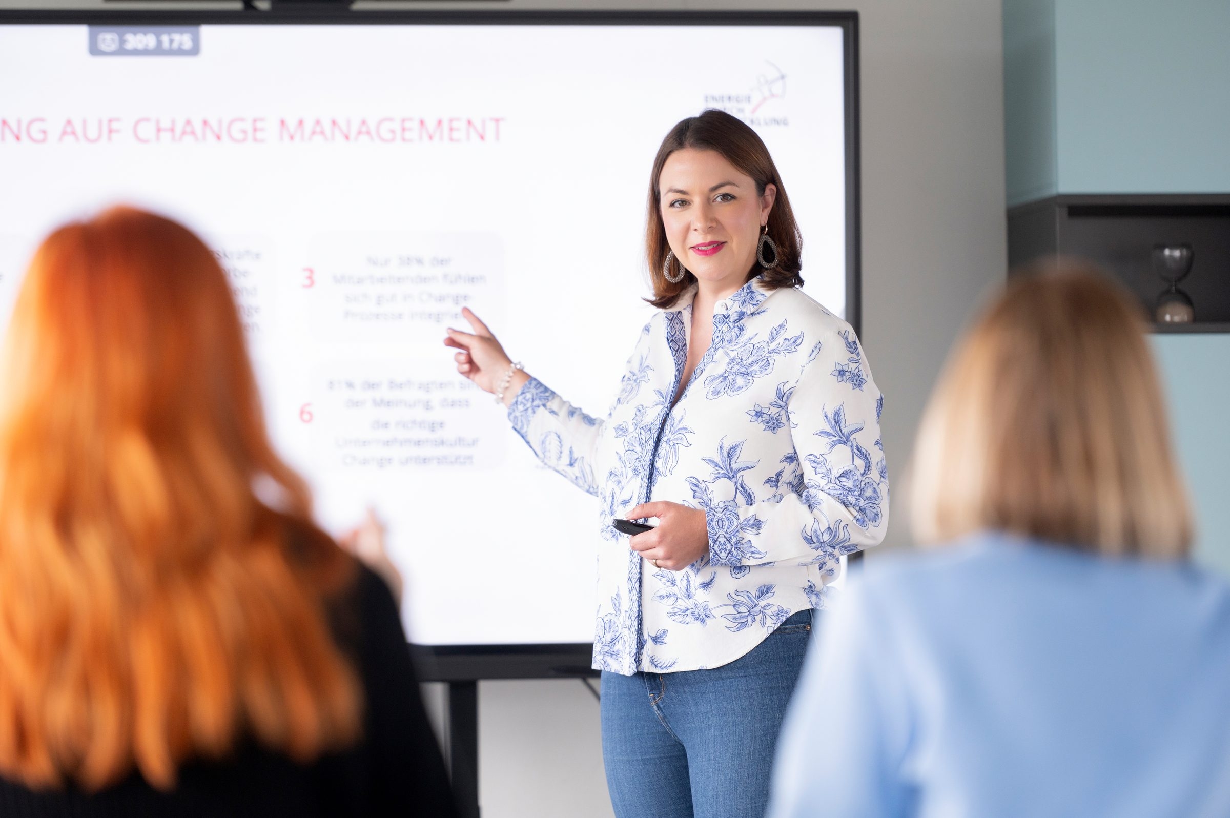 Victoria Beckers guiding a team through a change process