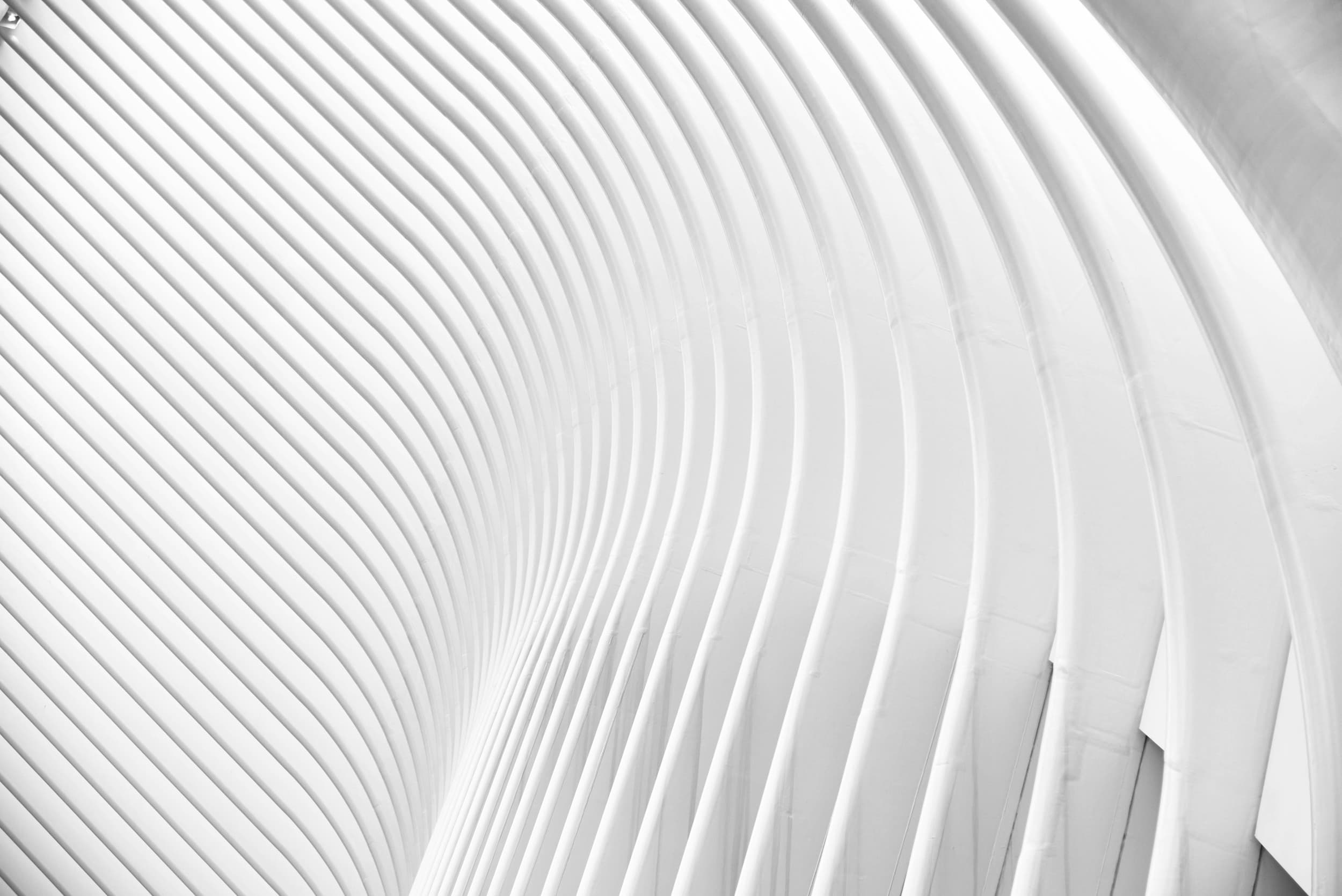 Kontakt Hintergrund-Bild: Moderne abstrakte Architektur mit geschwungenen weißen Lamellen und minimalistischer Linienstruktur Kontakt Hintergrund-Bild: Moderne abstrakte Architektur mit geschwungenen weißen Lamellen und minimalistischer Linienstruktur