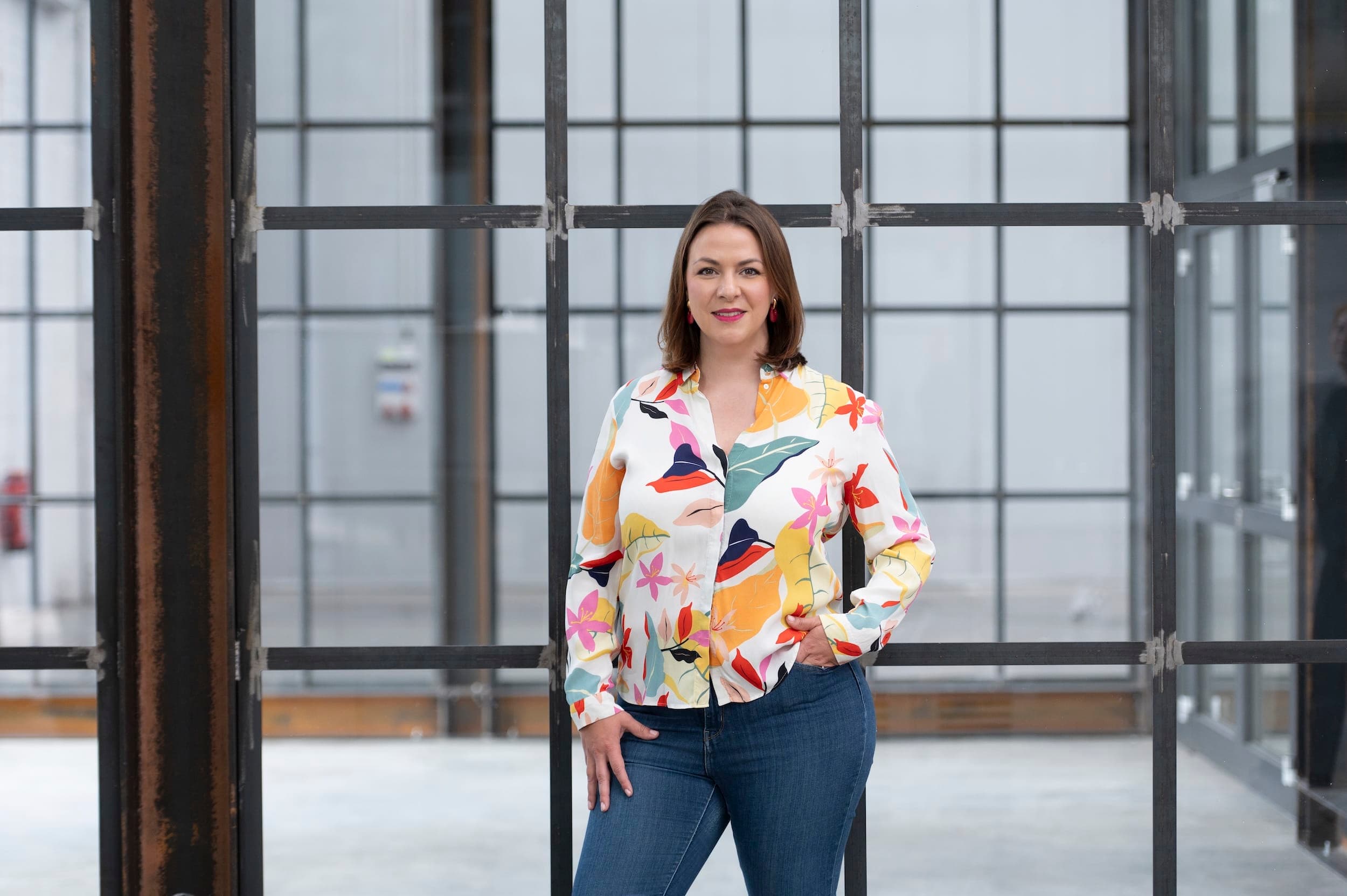 Victoria Beckers von Energie durch Entwicklung steht selbstbewusst vor einer Glasfront und blickt lächelnd in die Kamera. Victoria Beckers von Energie durch Entwicklung steht selbstbewusst vor einer Glasfront und blickt lächelnd in die Kamera.