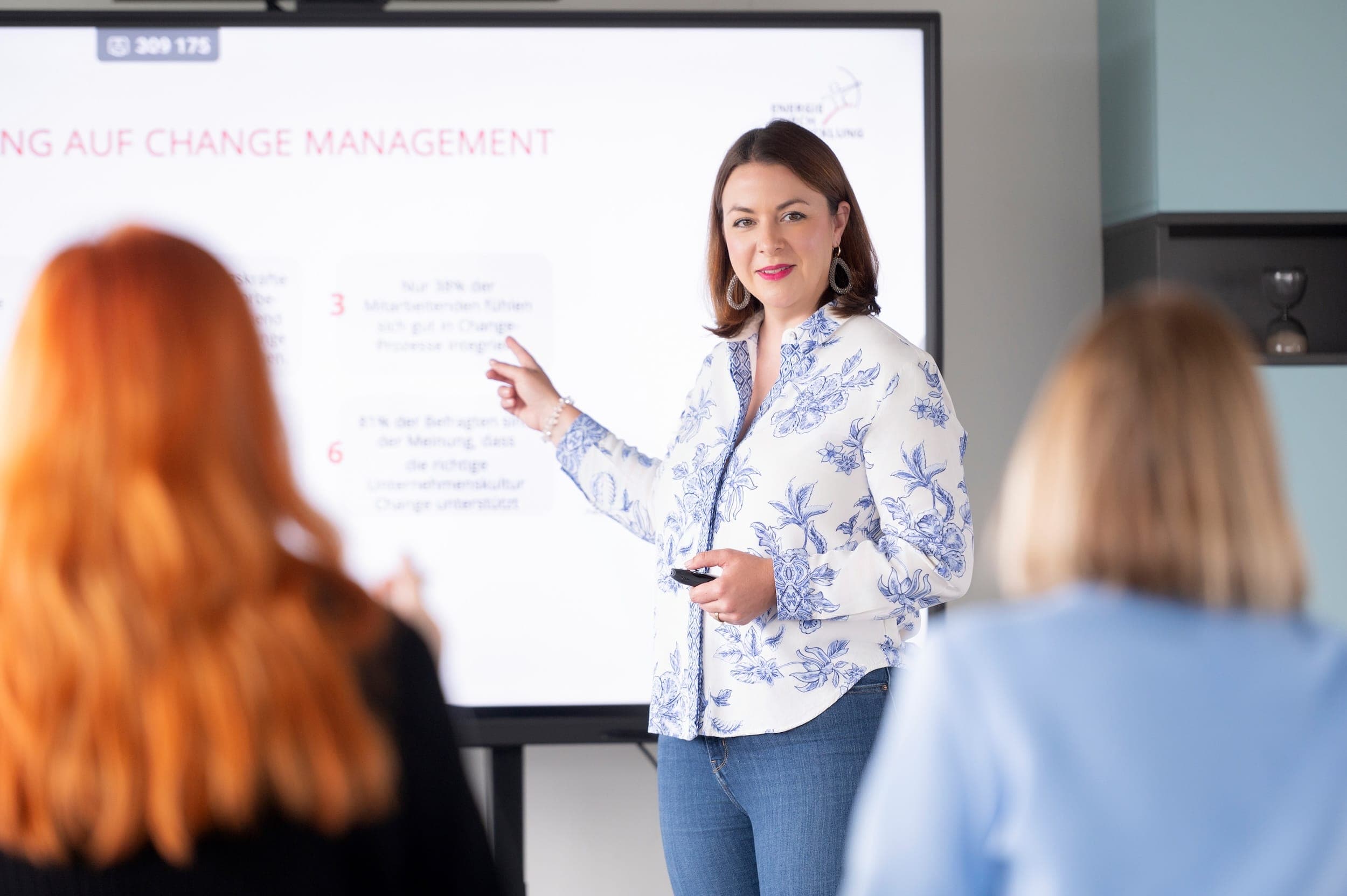 Victoria Beckers von Energie durch Entwicklung hält ein Training zum Thema Change Management und erklärt Inhalte auf einem Bildschirm. Victoria Beckers von Energie durch Entwicklung hält ein Training zum Thema Change Management und erklärt Inhalte auf einem Bildschirm.