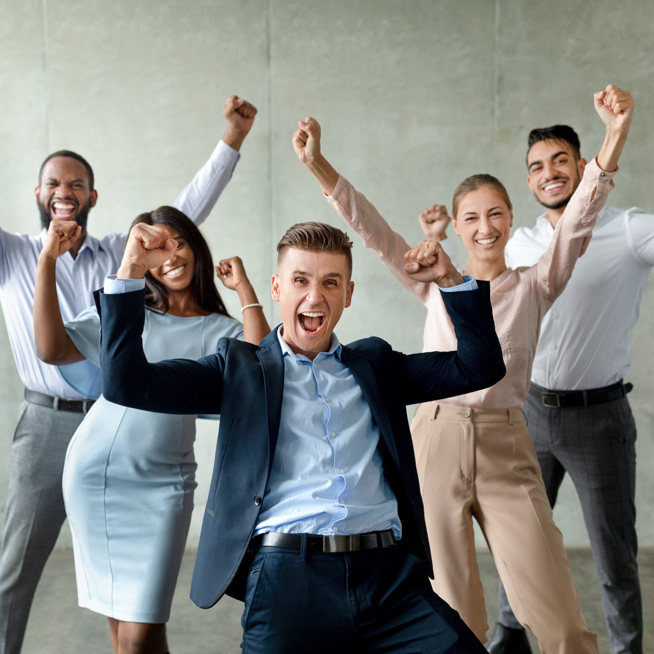Team-Erfolg - Gemeinsame Freude über erreichte Entwicklungsziele Erfolgreiches Team feiert gemeinsam einen Meilenstein und zeigt Freude über erreichte Ziele